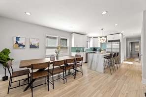 House | 8 bedrooms, desk, iron/ironing board, Internet - Twin Homes - 8 Bedroom Retreat In Central ATL (Atlanta)