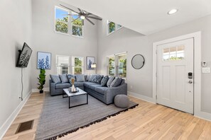 House | 8 bedrooms, desk, iron/ironing board, Internet