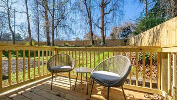 Rumah | Meja kerja, setrika/meja setrika, dan internet