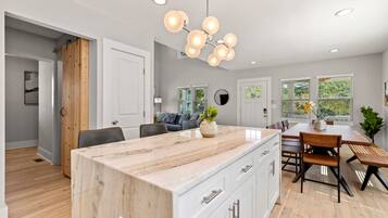 House | 8 bedrooms, desk, iron/ironing board, Internet