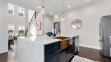 House | 8 bedrooms, desk, iron/ironing board, Internet