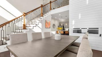 House | 8 bedrooms, desk, iron/ironing board, Internet