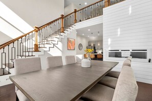 House | 8 bedrooms, desk, iron/ironing board, Internet