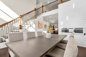 House | 8 bedrooms, desk, iron/ironing board, Internet