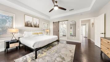 House | 8 bedrooms, desk, iron/ironing board, Internet