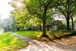 3 habitaciones, escritorio y tabla de planchar con plancha