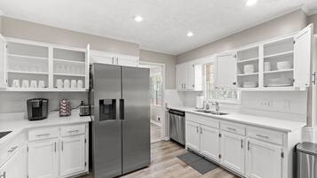 House | 4 bedrooms, iron/ironing board, Internet