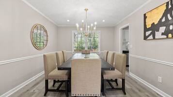 House | 4 bedrooms, iron/ironing board, Internet