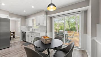 House | 4 bedrooms, iron/ironing board, Internet