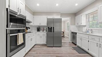 Rumah | 4 kamar tidur, setrika/meja setrika, dan internet