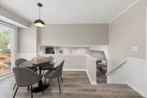 House - Beautiful Newly-renovated Home in Indian Hills (Marietta)