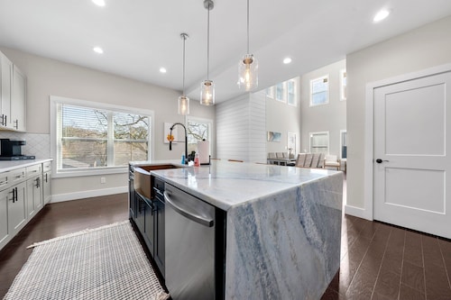 New Luxury Family Friendly Home Centrally Located