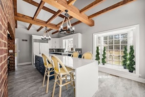 6 habitaciones, escritorio y tabla de planchar con plancha