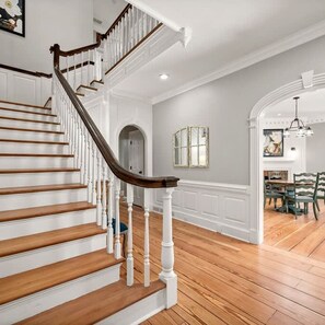 6 habitaciones, escritorio y tabla de planchar con plancha