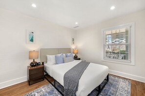 3 bedrooms, iron/ironing board, Internet - Beautifully Modern Cottage in Historic Norcross (Norcross)