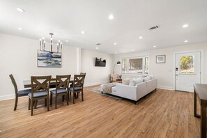 House | 3 bedrooms, iron/ironing board, Internet