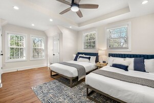 3 habitaciones, tabla de planchar con plancha y acceso a internet 