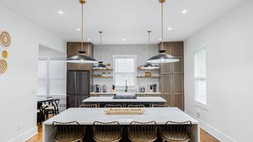 House | 5 bedrooms, iron/ironing board, Internet