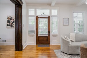 House | 5 bedrooms, iron/ironing board, Internet