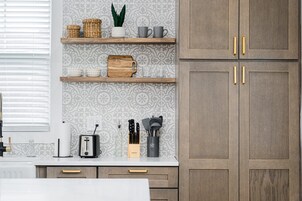 House | 5 bedrooms, iron/ironing board, Internet