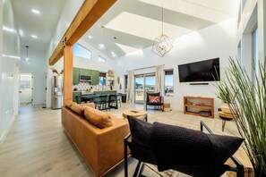 Smart TV - Brycegate Retreat, Cabin, Star Dome Bedroom, Fire Pit, Hammocks, Views, Pets, EV (Hatch)