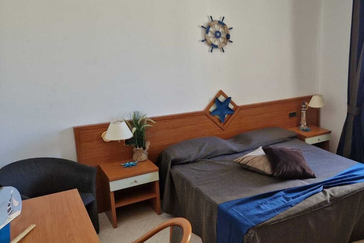 Klassieke kamer, 1 twee- of 2 eenpersoonsbedden | Een minibar, een kluis op de kamer, een bureau, verduisterende gordijnen