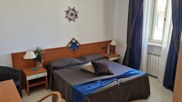 Minibar, coffres-forts dans les chambres, bureau, rideaux occultants