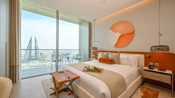 Una habitación de hotel moderna con una cama grande, una mesita de noche, una vista de la ciudad y un balcón con una silla.