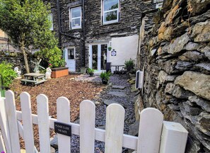 Cottage | Terrace/patio - The Wonky Burrow (Windermere)