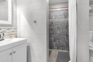 Shower, hair dryer, towels, soap - Cozy 1/1 Guest Home Retreat (Orlando)