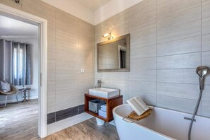 Shower, hair dryer, towels - Villa Gellia Seafront Ugljan (Ugljan)