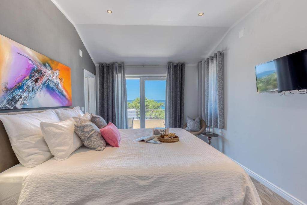 4 bedrooms, iron/ironing board, WiFi (free), bed sheets