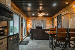 Une cuisine compacte équipée d’une cuisinière, d’un four et d’un coin repas avec une table et des chaises.