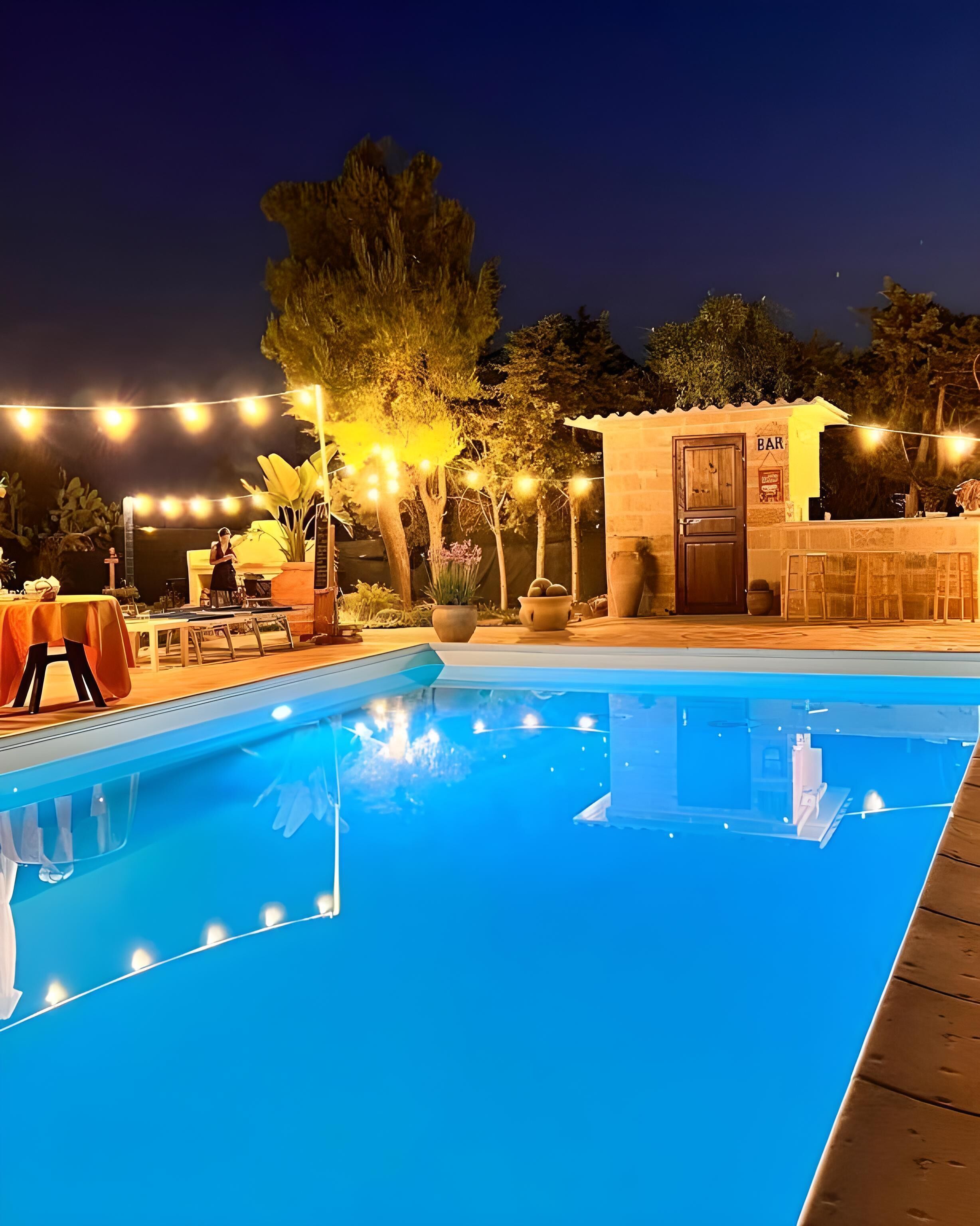 Hồ bơi ngoài trời phục vụ theo mùa 