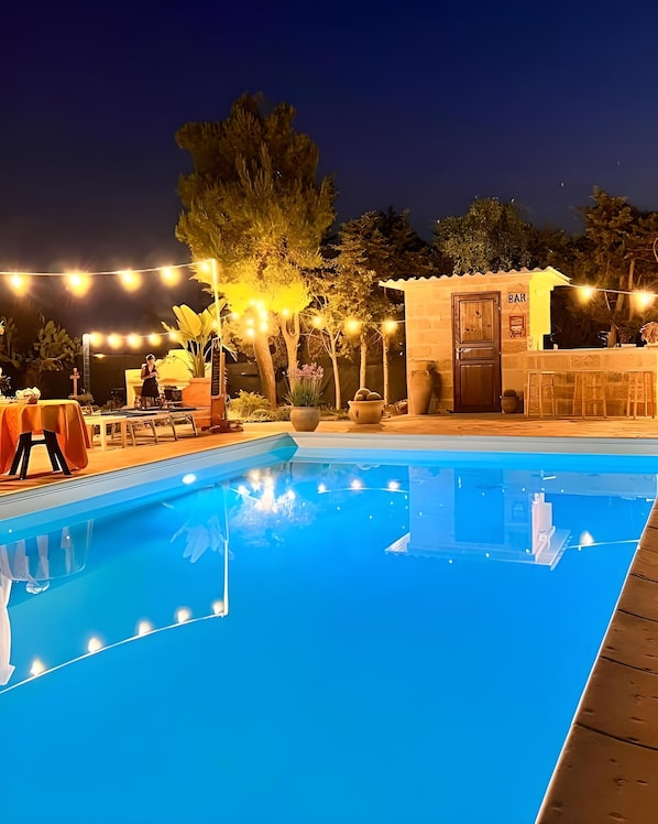 Een seizoensgebonden buitenzwembad