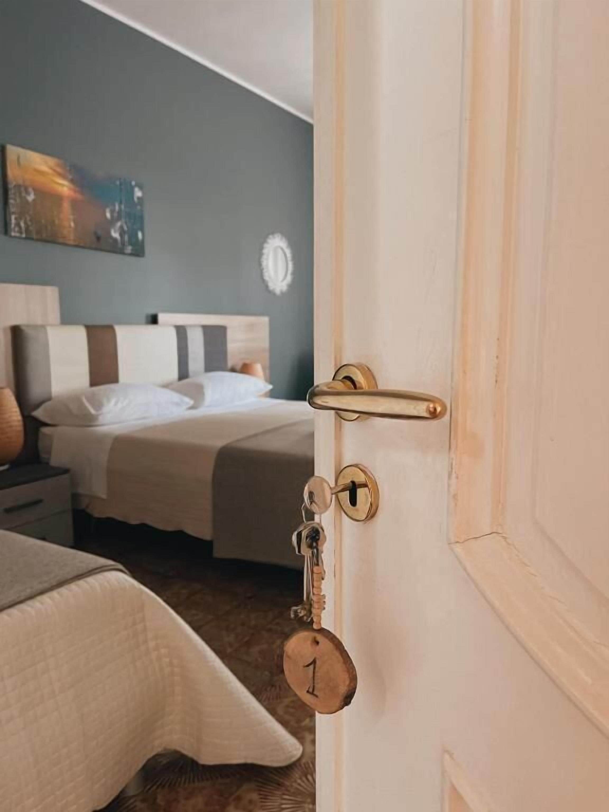 Phòng Deluxe | Trang trí khác biệt, trang bị nội thất với thiết kế riêng biệt, bàn 