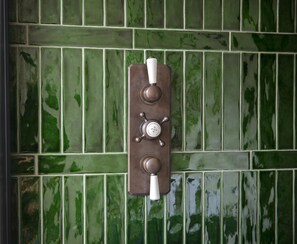 Shower, hair dryer, towels - The Leicester Arms Country Inn (Tonbridge)