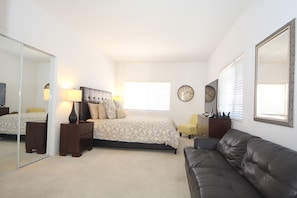 5 bedrooms, desk, iron/ironing board, travel cot - Luxury 5BR w/ Resort Pool • Guard Gated/Strip Close • Private Backyard Oasis (Las Vegas)