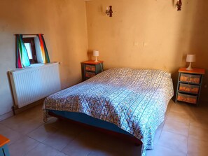 5 bedrooms, iron/ironing board, bed sheets