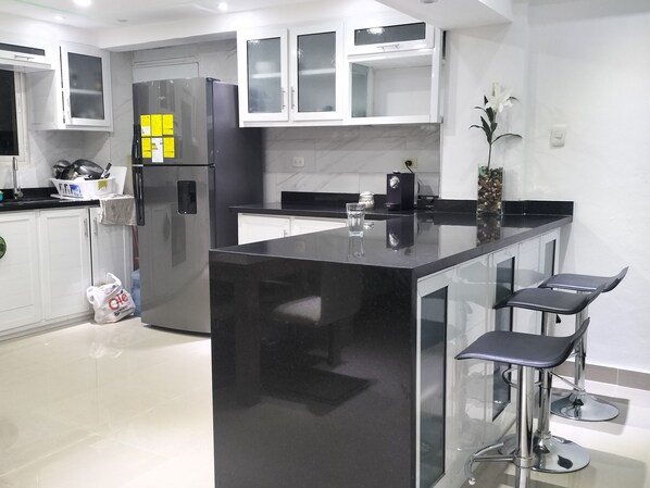 Private kitchen - Apartamento , Bonito y Elegante, Cerca de Grandes Centros Comerciales Y Ocios (Santo Domingo Este)