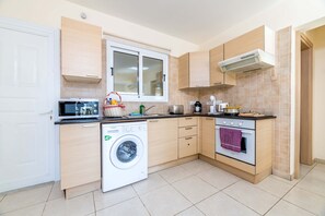 Fridge, microwave, oven, coffee/tea maker