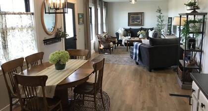 Prairie View Cottage! New backyard deck at private and cozy country retreat!
