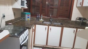 Refrigerador, microondas, parrilla de estufa y cafetera y tetera 