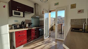 Kühlschrank, Mikrowelle, Ofen, Herdplatte