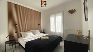 3 chambres, bureau, fer et planche à repasser, lit parapluie