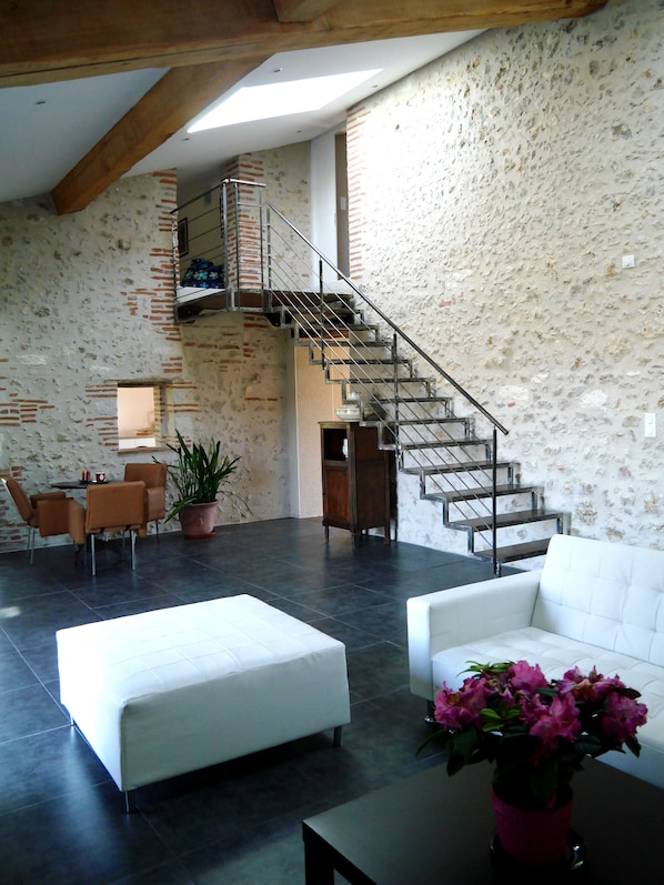 Téléviseur, table de ping-pong, livres