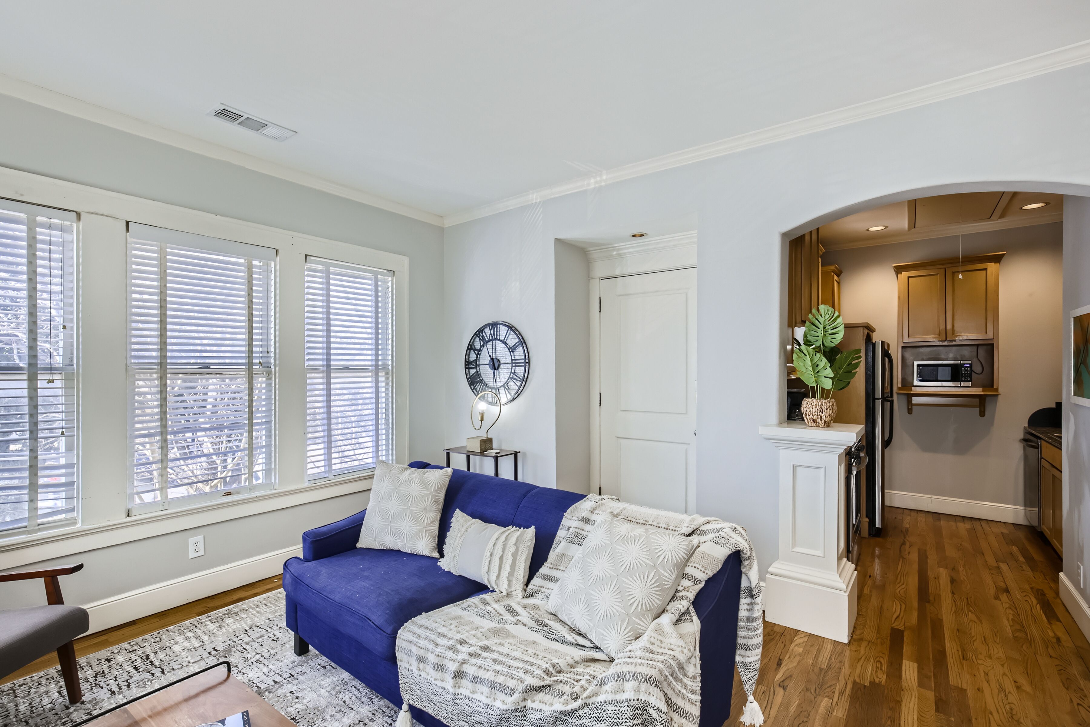 Chic 1-Bed Apt in Oaklawn: Modern Comfort & Convenience