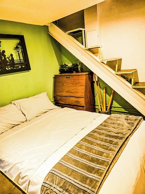 Desk, bed sheets - Guest House del Valle (Mexico City)