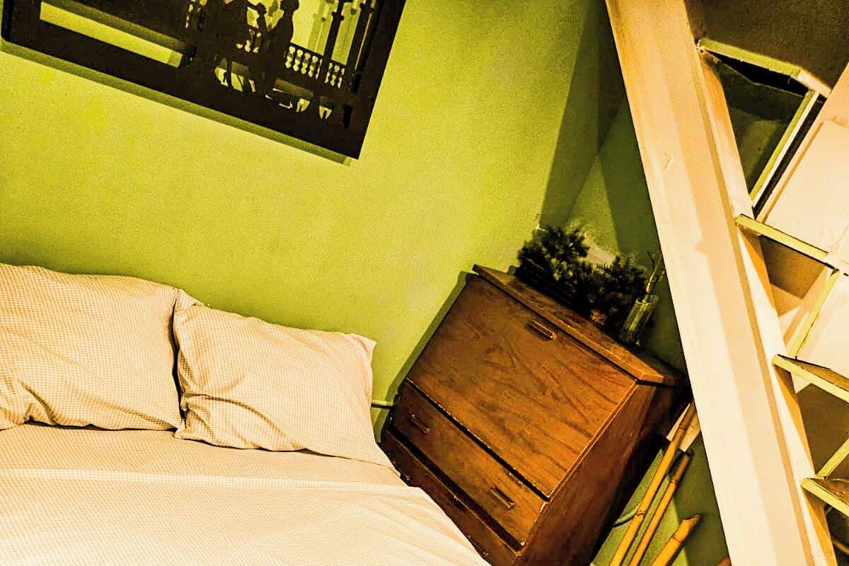 Comfort Room | Desk, bed sheets