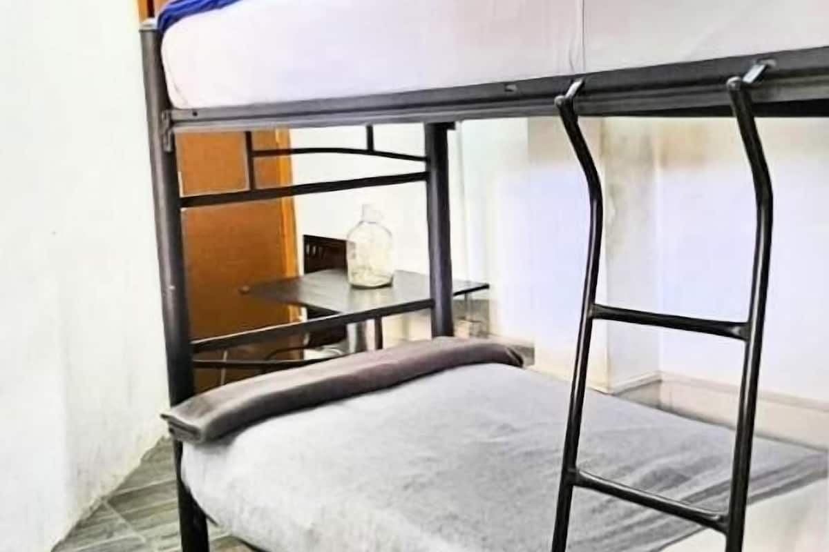 Traditional Room | Desk, bed sheets